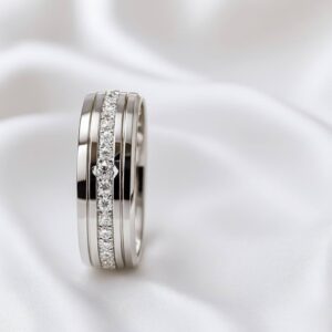 ALIANÇA DE PRATA 6,0MM QUADRADA C/15 PEDRAS DE 1,25MM E 2 FRISOS 0,50MM