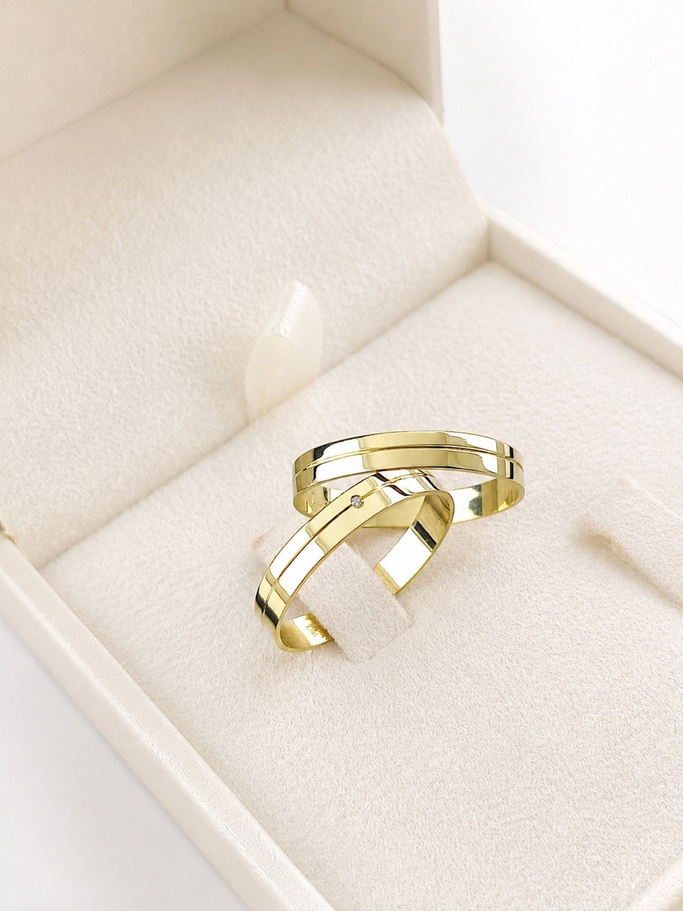 Aliança Ouro 18K Quadrada com Friso e Zircônia de 3mm com 4.5 grama o par. - Imagem 2