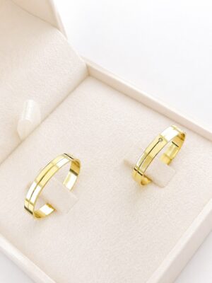 Aliança Ouro 18K Quadrada com Friso e Zircônia de 3mm com 4.5 grama o par.