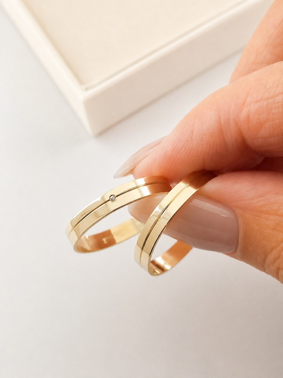 Aliança Ouro 18K Quadrada com Friso e Zircônia de 3mm com 4.5 grama o par. - Imagem 3