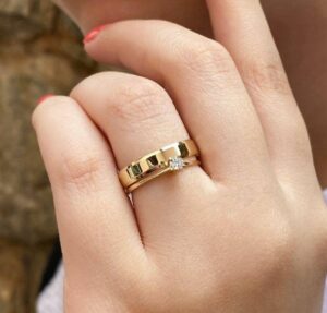 ALIANÇA LIGA DA MOEDA 4,0MM QUADRADA CHANFRADA ANATÔMICA-PAR