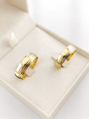 Aliança Ouro 18K com dois frisos paralelos e uma Pedra de Zircônia de 9mm com 10 Grama o Par.