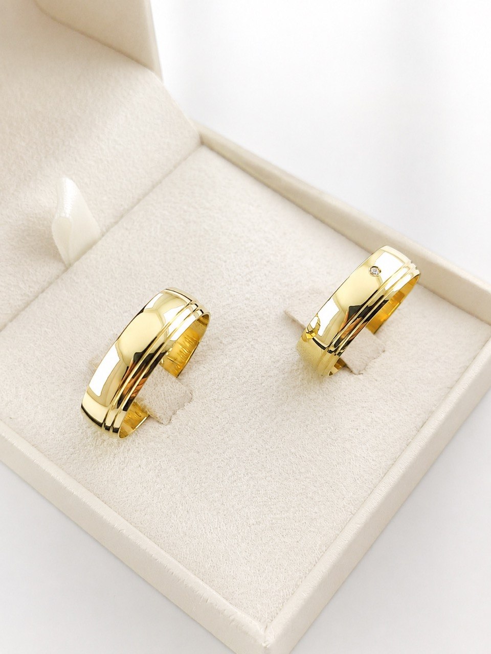 Aliança Ouro 18K com dois frisos paralelos e uma Pedra de Zircônia de 9mm com 10 Grama o Par.
