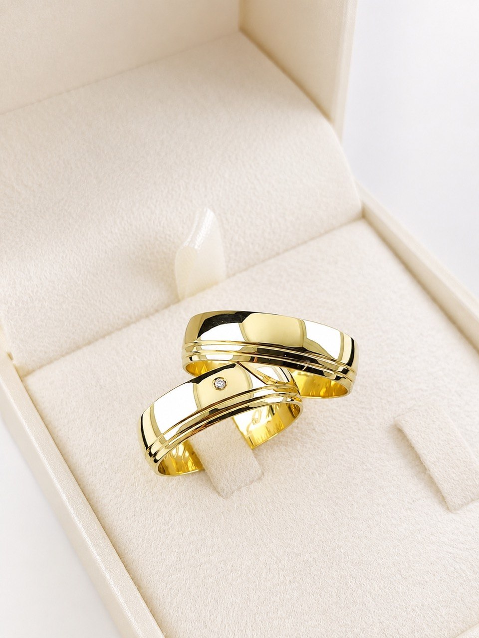 Aliança Ouro 18K com dois frisos paralelos e uma Pedra de Zircônia de 9mm com 10 Grama o Par. - Imagem 3