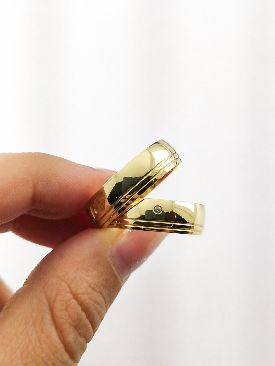 Aliança Ouro 18K com dois frisos paralelos e uma Pedra de Zircônia de 9mm com 10 Grama o Par. - Imagem 2
