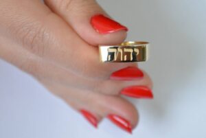 ANEL CHAPINHA DE OURO 18 QUILATES COM GRAVAÇÃO EM BAIXO RELEVO