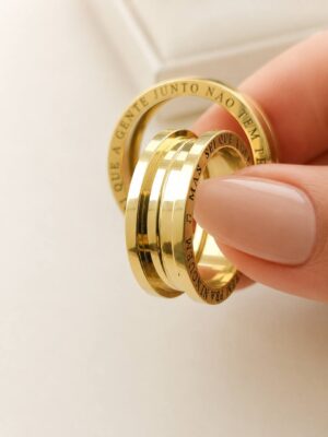 Par de Alianças Retas com Frisos Duplos em Ouro 18K de 8mm com 17 grama.