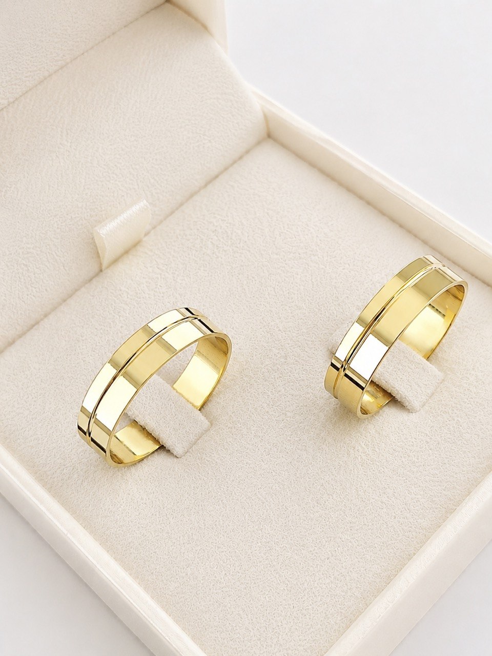 Aliança Ouro 18K Quadrada com Frisos Laterais de 5mm com 7 Grama o Par. - Imagem 2