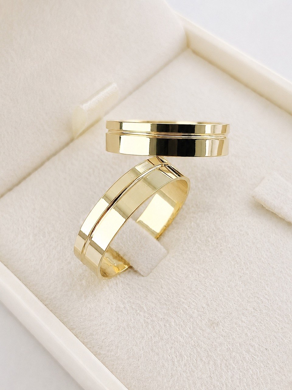 Aliança Ouro 18K Quadrada com Frisos Laterais de 5mm com 7 Grama o Par. - Imagem 3
