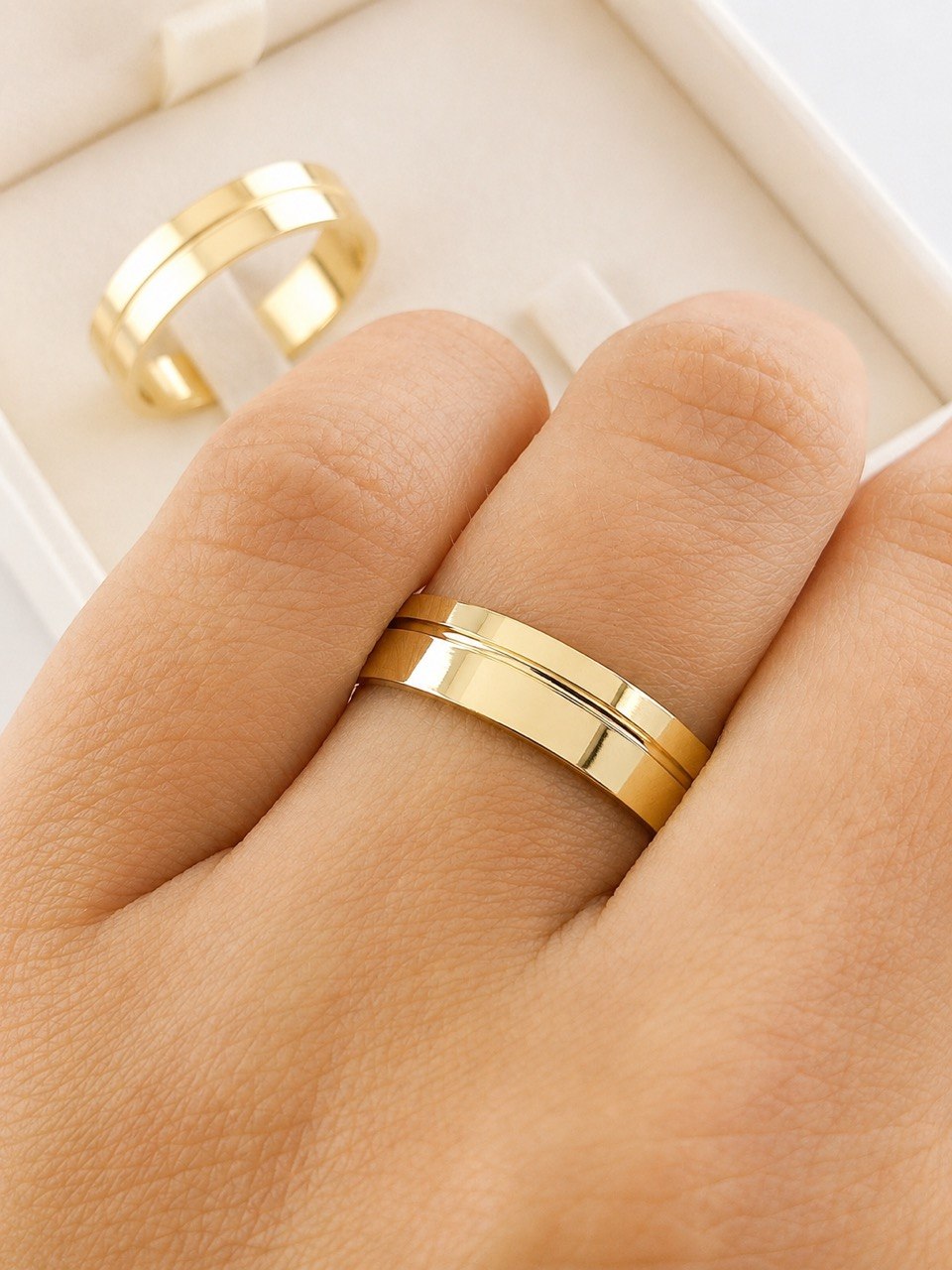 Aliança Ouro 18K Quadrada com Frisos Laterais de 5mm com 7 Grama o Par. - Imagem 4