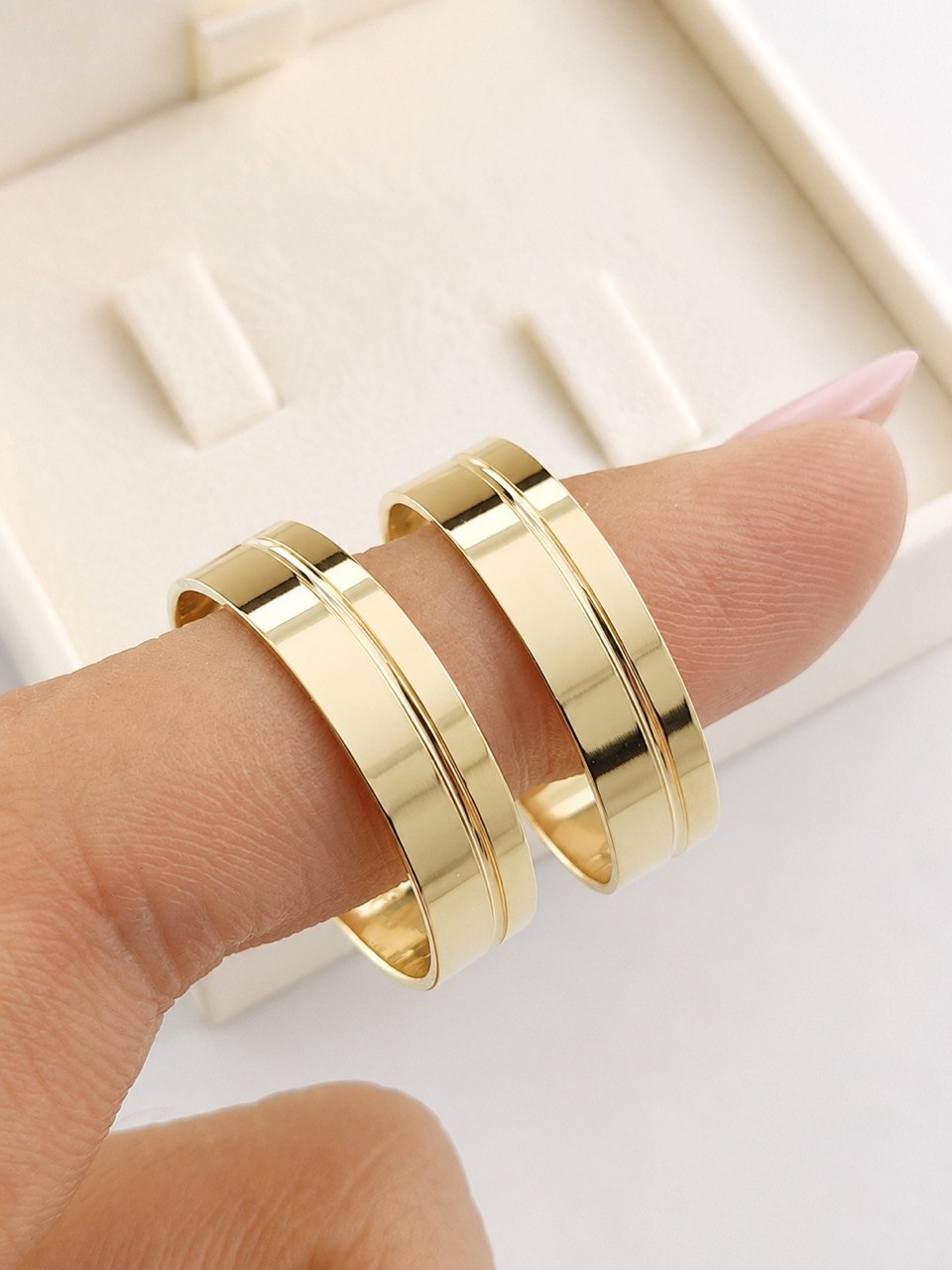 Aliança Ouro 18K Quadrada com Frisos Laterais de 5mm com 7 Grama o Par.
