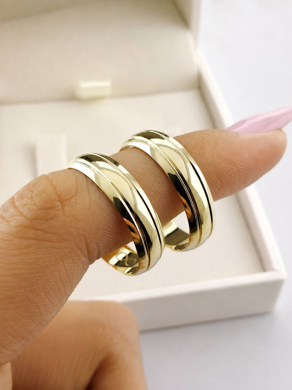 Par de Alianças Redondas em Ouro 18K com dois frisos lateral – 5 mm | 6 g - Imagem 2