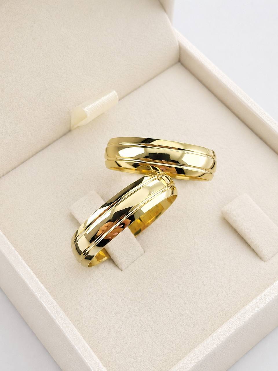 Par de Alianças Redondas em Ouro 18K com dois frisos lateral – 5 mm | 6 g